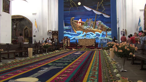 Flores-De-Guatemala-Decoran-El-Interior-De-Una-Iglesia-De-Peregrinación