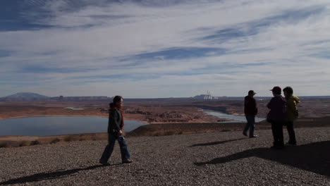 Puente-De-Arizona-En-El-Lago-Powell-Con-Turistas