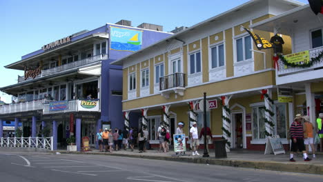 Grand-Cayman-George-Town-Geschäfte-Mit-Touristen