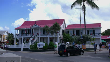 Grand-Cayman-George-museum-and-tourists