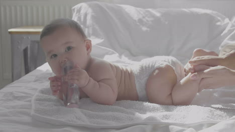 Mamá-Feliz-Cuidando-A-Su-Lindo-Bebé-En-La-Cama