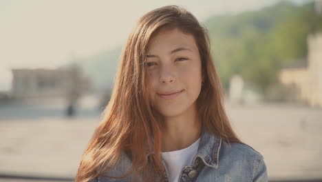 Ein-Süßes-Teenager-Mädchen-Schaut-Direkt-In-Die-Kamera-Und-Lächelt
