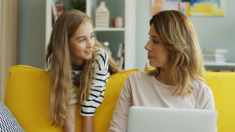 Blonde-Frau,-Die-Am-Laptop-Arbeitet-Und-Auf-Dem-Sofa-Im-Wohnzimmer-Sitzt