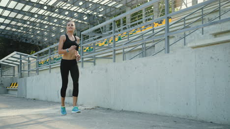 Junge-Joggerin,-Die-An-Einem-Sommermorgen-Im-Stadion-Läuft