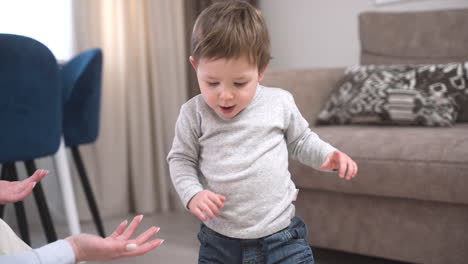 Baby-Macht-Seine-Ersten-Schritte-Vom-Sofa-Zur-Spielzeugkiste