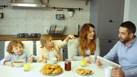 Nette-Familie-In-Der-Küche