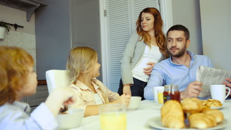 Familie-Beim-Frühstück-In-Der-Küche