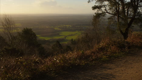 Eine-Schöne-Aussicht-Bei-Sonnenaufgang-In-Der-Englischen-Landschaft-An-Einem-Windigen-Tag