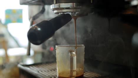 Barista-making-coffee-and-steam