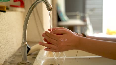 Nahaufnahme-Einer-Frau,-Die-Tomaten-Im-Wasserhahn-Wäscht,-Handaufnahme