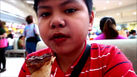 Video-De-Mano-De-Un-Joven-Asiático-Comiendo-Helado-En-Un-Cono