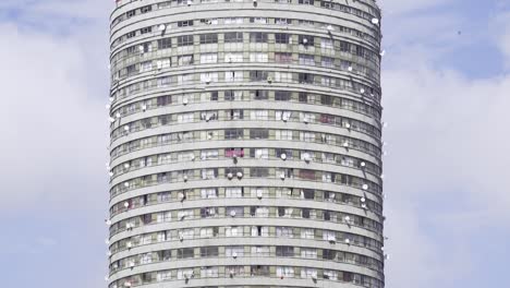 Top-and-middle-of-Ponte-City-Apartment-building-with-lots-of-satellite-dish-installed