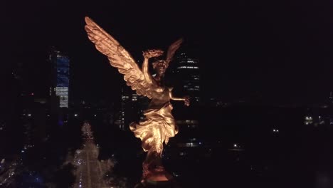 Slow-Close-Rotation-Around-The-Independence-Angel-Of-Mexico-City-In-Paseo-De-La-Reforma-Rotación-Suave,-Cercana-Al-ángel-De-La-Independencia-De-Ciudad-De-México-En-Paseo-De-La-Reforma