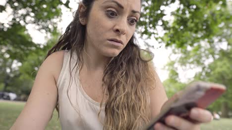 Una-Joven-Se-Sorprende-Con-El-Mensaje-Recibido-En-El-Parque