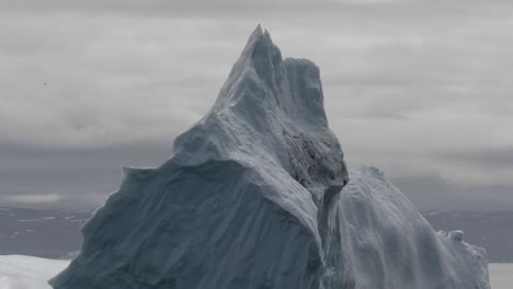 A-La-Deriva-Junto-A-Un-Iceberg-Que-Flota-En-Groenlandia