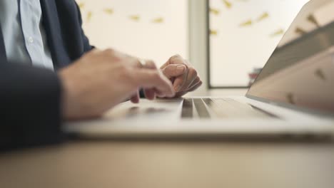 Business-man-is-writing-an-email-on-his-apple-macbook