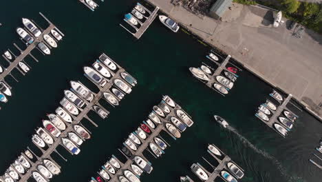 Luftaufnahmen-Des-Kleinen-Bootshafens-In-Haugesund,-Norwegen