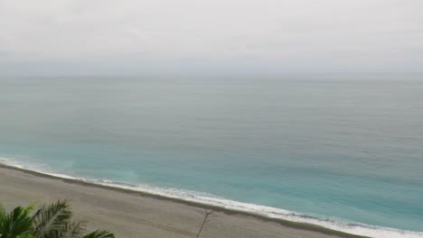 Schöne-Bergkette-Neben-Einem-Strand-In-Taiwan