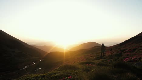 Schöner-Sonnenaufgang-Auf-Der-Spitze-Der-Berge