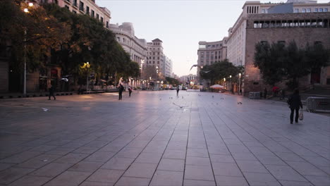 Sonnenaufgangsspaziergang-In-Den-Straßen-Von-Barcelona---Vögel-Fliegen-In-Zeitlupe-Durch-Das-Bild