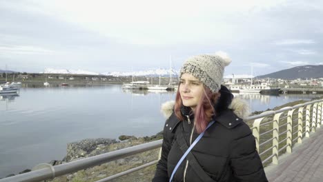 Mujer-Joven-Dando-Un-Paseo-Por-La-Bahía-De-Ushuaia,-Tiro-Cardán