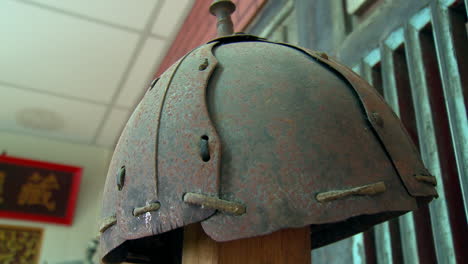 Blick-Auf-Einen-Alten-Korrodierten-Helm-Aus-Dem-Kaiserlichen-Porzellan-In-Einem-Museum