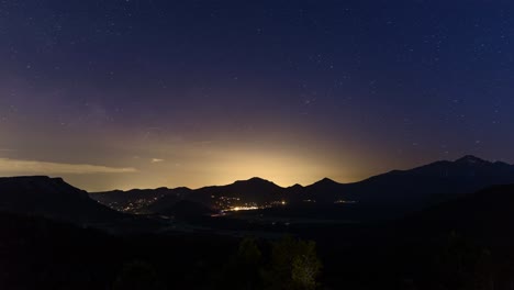 Rocky-Mountain-Np-Nachtlandschaft-Im-Zeitraffer-Mit-Autos