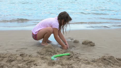 Mädchen-Spielen-Am-Strand-Sandburg-Bauen-3