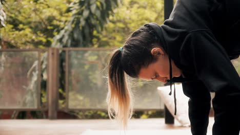 Una-Joven-En-Forma-En-Una-Lección-De-Yoga,-Preparándose-Para-Un-Ejercicio-De-Estiramiento