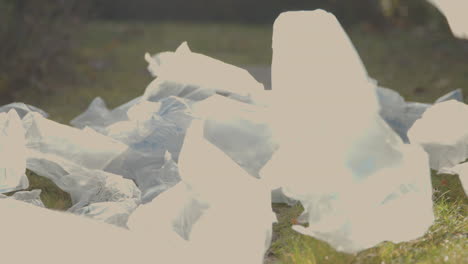 Las-Bolsas-De-Aire-De-Plástico-Utilizadas-Como-Material-Protector-En-Los-Paquetes-Postales-Caen-Sobre-La-Hierba-Y-Se-Amontonan-A-La-Luz-Del-Sol