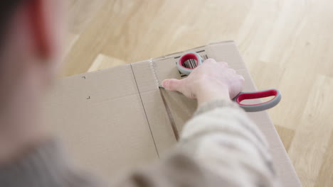 Aufschneiden-Der-Verpackung,-Die-Mit-Klebeband-Verschlossen-Ist