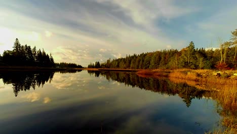 Ruhiger-Fluss-Unter-Flauschigen-Wolken