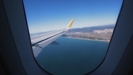 Movimiento-Deslizante-Suave-A-Través-De-Las-Ventanas-De-Un-Avión-En-Las-Costas-Españolas