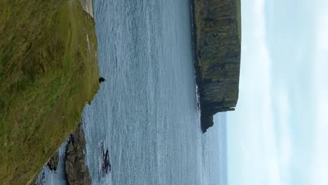 Escena-Vertical-Del-Paisaje-Marino-Costero-Del-Océano-Del-Campo-De-Irlanda-Del-Norte