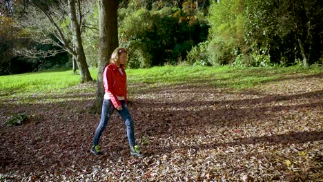 Attraktive-Teenager-Mädchen-Zu-Fuß-Durch-Herbstlaub