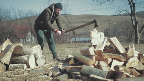 Brennholz-Für-Den-Winter-Knacken---Wirklich-Schlechte-Axt