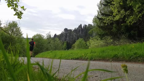 Carretera-Que-Recorre-El-Parque-Nacional-Rocoso-Adršpach-En-La-República-Checa