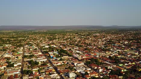 Langsam-Fliegende-Luftaufnahme-über-Der-Stadt-Caceres,-Brasilien