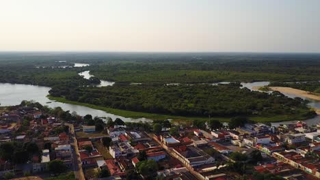 Toma-Panorámica-Sobre-La-Ciudad-De-Caceres,-Brasil-De-Los-Humedales-Y-Bosques-Circundantes