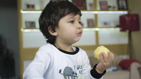 Niño-Pequeño-Con-Cabello-Castaño-Come-Una-Manzana