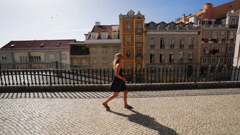 Ein-Mädchen-Geht-Durch-Einen-Aussichtspunkt-In-Lissabon,-Portugal