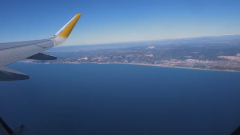 Vista-De-La-Ventana-Del-Avión-De-Pasajeros-Sobre-Las-Costas-De-España