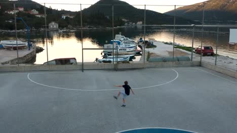 Un-Niño-Jugando-Al-Fútbol-En-Un-Campo-En-Croacia-Cerca-Del-Seside