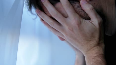 Mann-Mit-Kopf-In-Den-Händen-Leidet-Unter-Depressionen,-Traurigkeit,-Stresskonzept