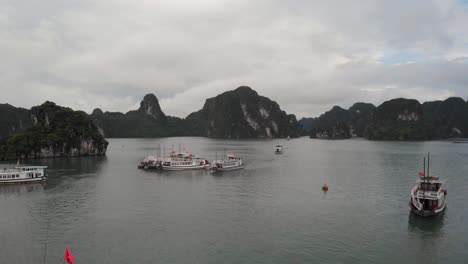 Boote,-Die-In-Ha-Long-Bay-Fahren,-Luftaufnahme-In-Vietnam