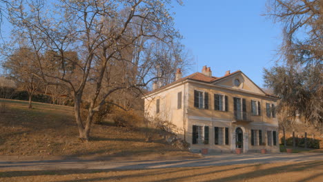 Elegante-Italienische-Villa-Bei-Sonnenuntergang