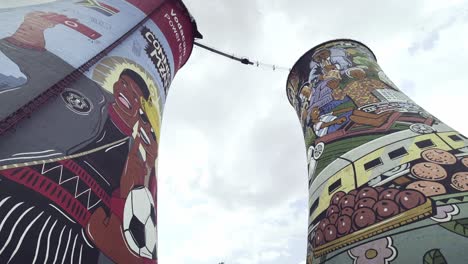 Lebendige-Und-Farbenfrohe-Kunstwerke-An-Der-Außenseite-Der-Orlando-Towers-In-Johannesburg