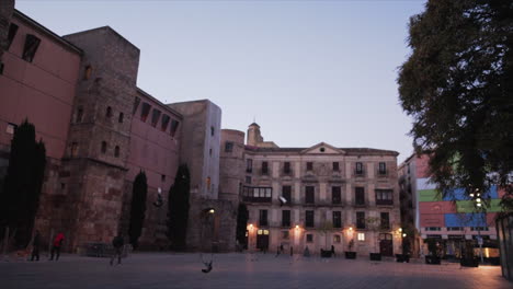 Sonnenaufgangsspaziergang-In-Den-Straßen-Von-Barcelona---Vögel-Fliegen-Durch-Den-Rahmen