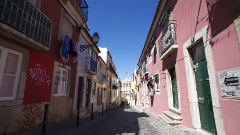 Caminando-Por-Las-Calles-De-La-Soleada-Lisboa,-Portugal