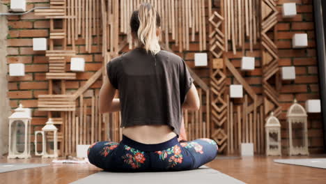 Un-Joven-Estudiante-De-Yoga-Haciendo-Un-Ejercicio-De-Meditación-De-Relajación-Frente-A-Una-Pared